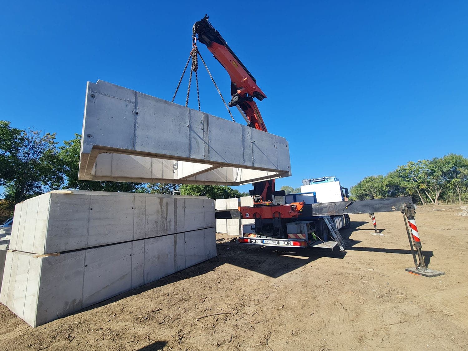 Betonelem daruzása Palfinger rakodódaruval építkezésen